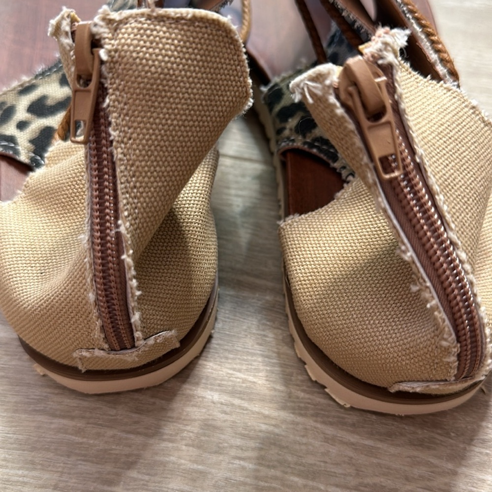 Flat Sandals - Picture 3 of 5